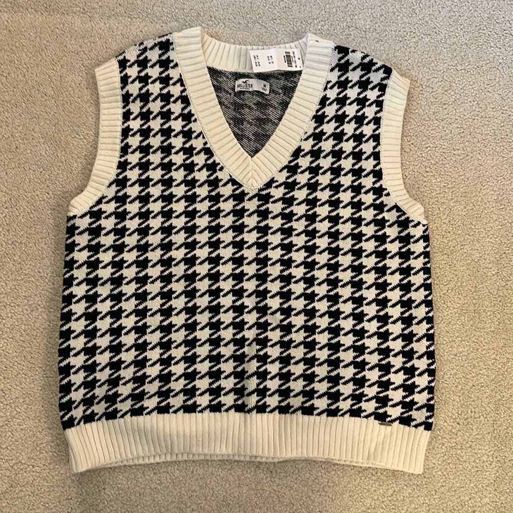 Women’s NWT Hollister Black & White Houndstooth Oversized Vest - Size Medium.